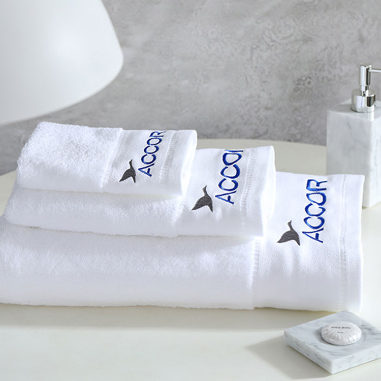 özelleştirilmiş logolu yüksek kaliteli beyaz pamuklu otel havlusu